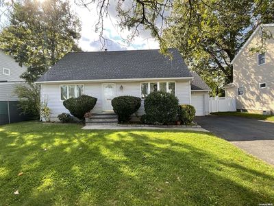 11 Meadow Drive, Albertson, NY, 11507