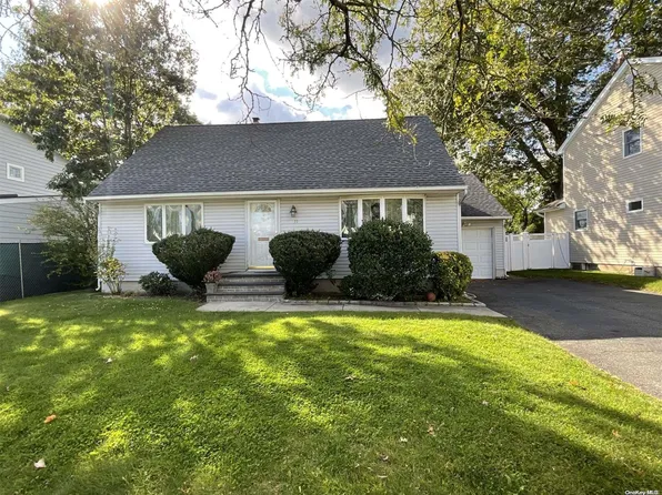 11 Meadow Drive, Albertson, NY 11507