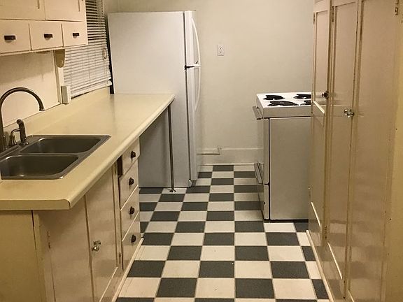 4th image of 204 E Pine 420 N Pattee #9