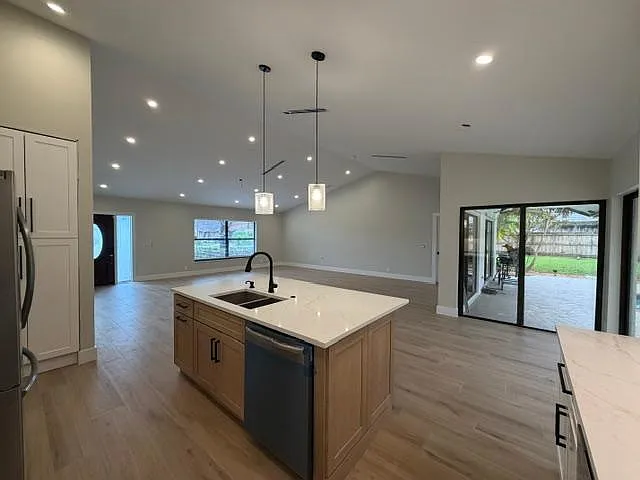 3 bed, 2.5 bath, 1915 sqft, $6,200 — Photo 4