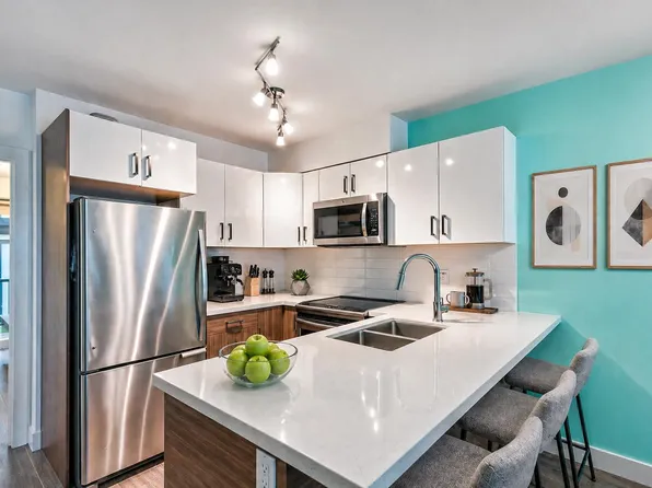 3939 Knight St #201, Vancouver, BC V5N 3L8