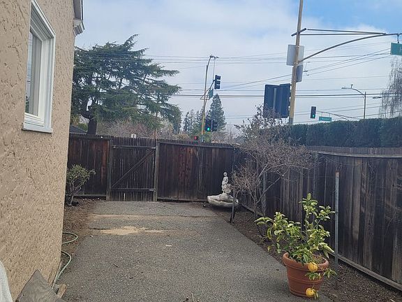5th image of 1697 Hicks Ave