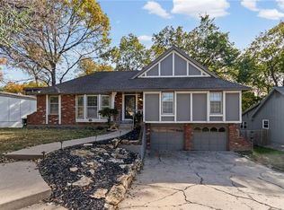 523 Lancelot Dr, Liberty, MO 64068