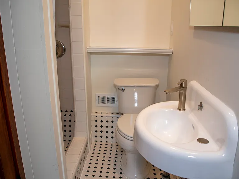 Cazneau Ave — Photo 10