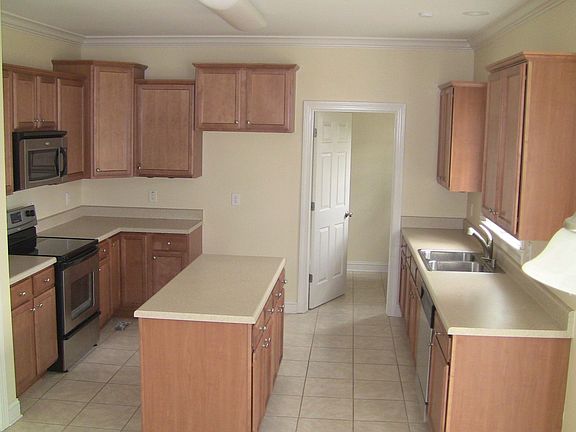 kitchen w lots of space