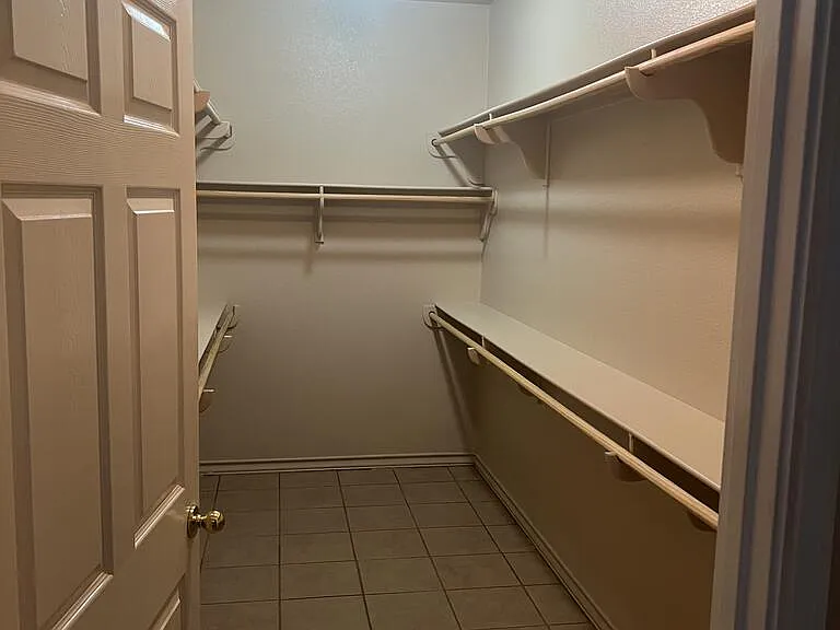 1033 Redwood Ave — Photo 8