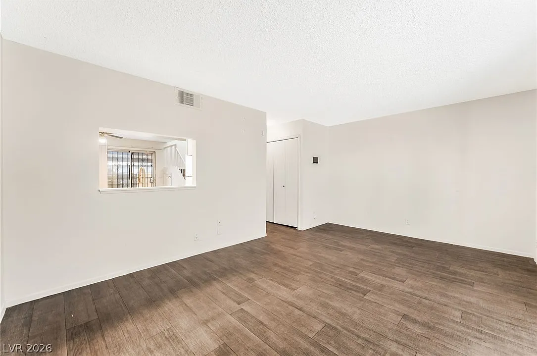 2 bed, 1.5 bath, 1102 sqft, $1,300 — Photo 3