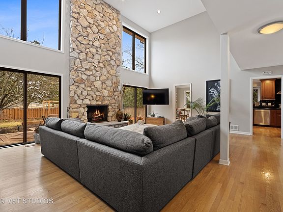 3rd image of 915 Bermuda Dunes Pl