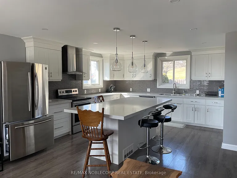 166 Collings Ave — Photo 2