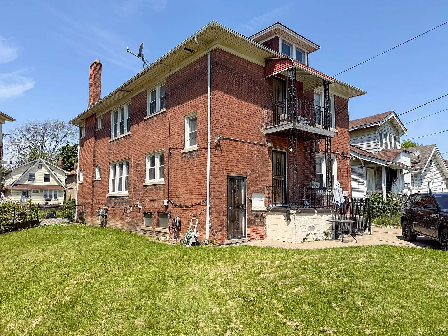 Beautiful Brick lower duplex unit — Photo 3