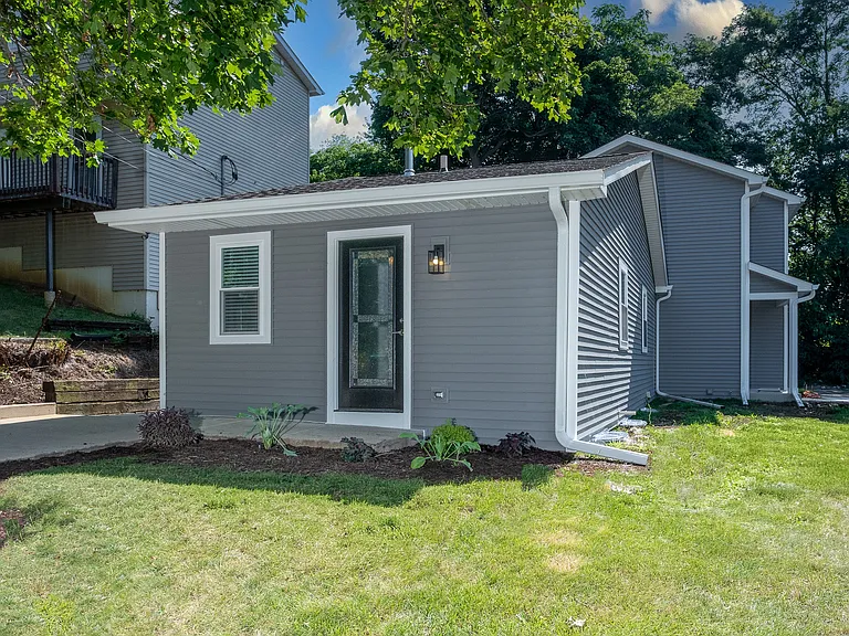 77 S Maple Ave — Photo 3
