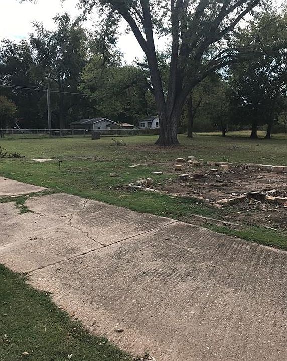 2nd image of 911 N Sherman Ave