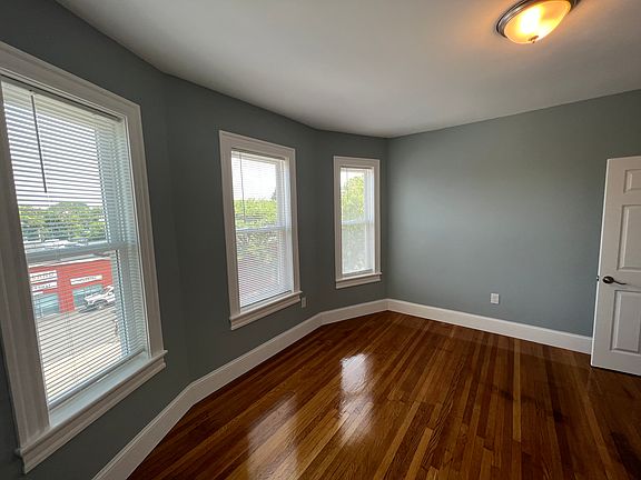 3rd image of 366 Highland Ave S #3