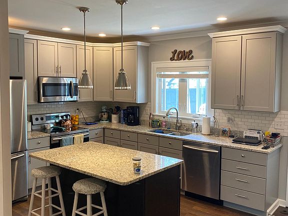 Convenient kitchen w/SS appliances, marble counter tops