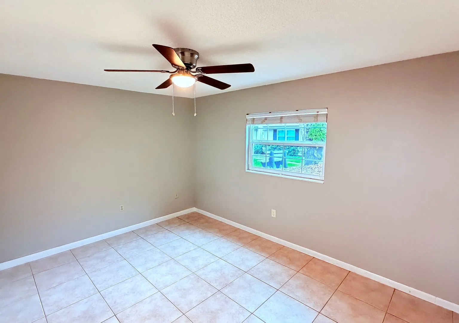 !Price Drop! Great Complex On Lake Killarney — Photo 2
