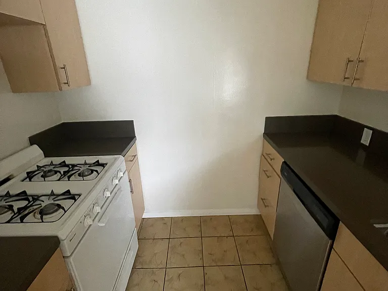 1560 N Laurel Ave — Photo 16