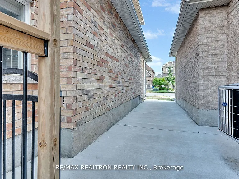 4 Oceanpearl Cres — Photo 2