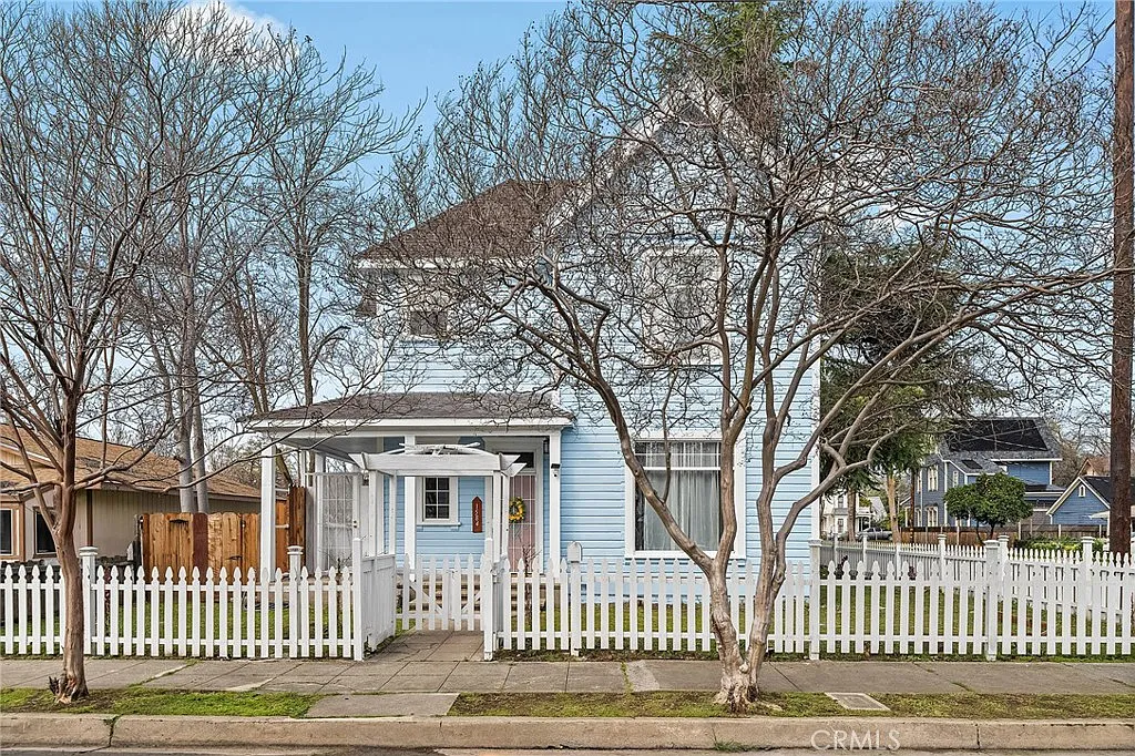 1584 Robinson St photo 1