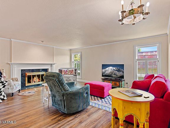 5th image of 32 Crest Cir