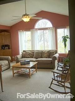 Living Room : Nice and bright.