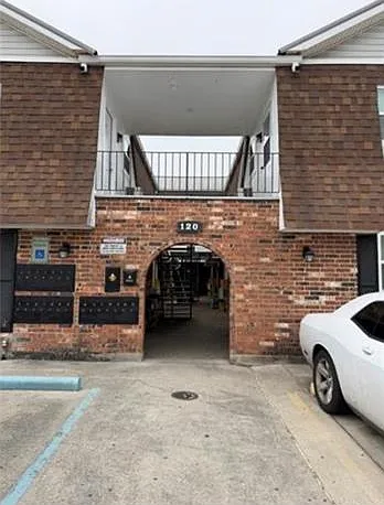120 Houma Blvd #8