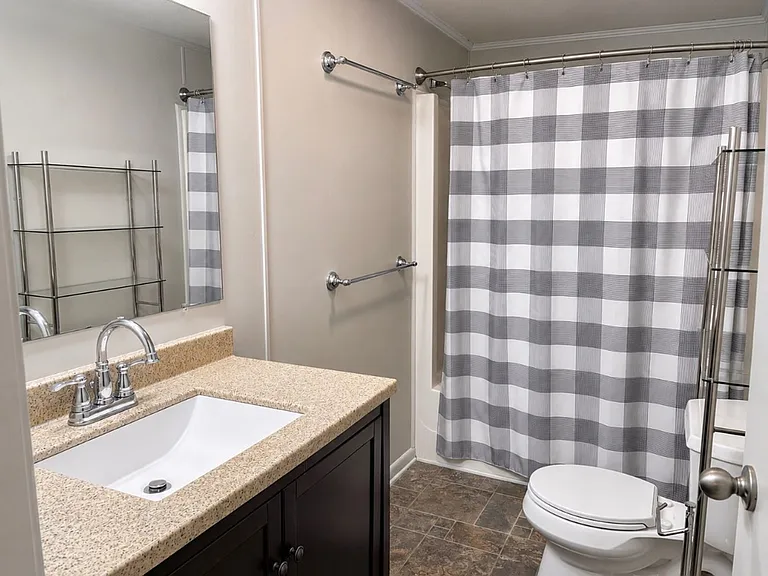 1062 Wesley Ave N — Photo 15