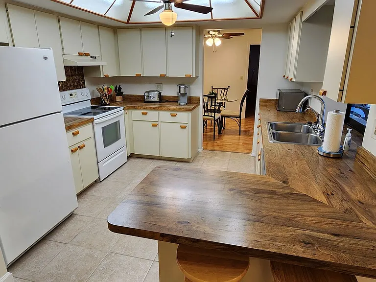 1526 Georgetowne Ln — Photo 3