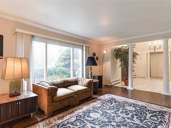 5th image of 4 Dogwood Ct