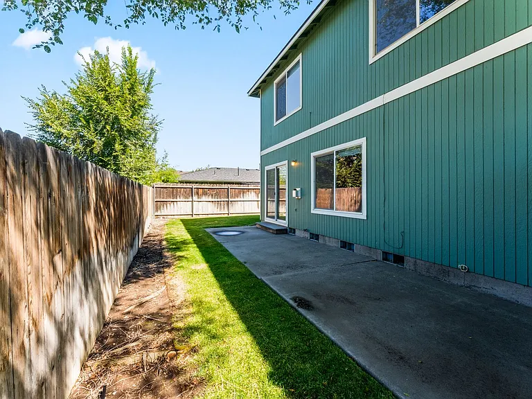 1560 SW Reindeer Ave — Photo 2