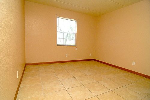 4th image of 195 Lewfield Cir