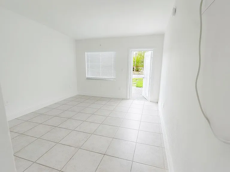 1100 NE 12th Ave #9 — Photo 3
