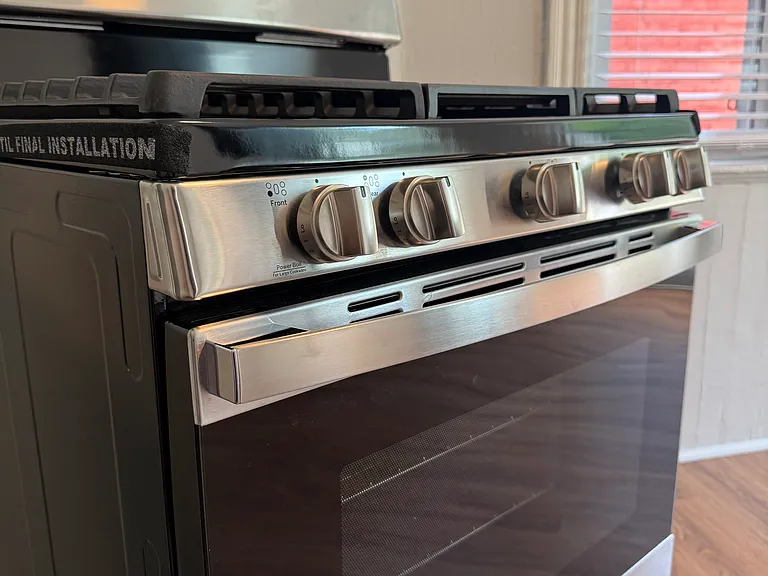New gas range with center griddle burner