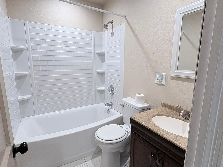1607 W Walnut St — Photo 6
