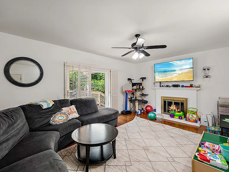 44831 Huntington Dr — Photo 25