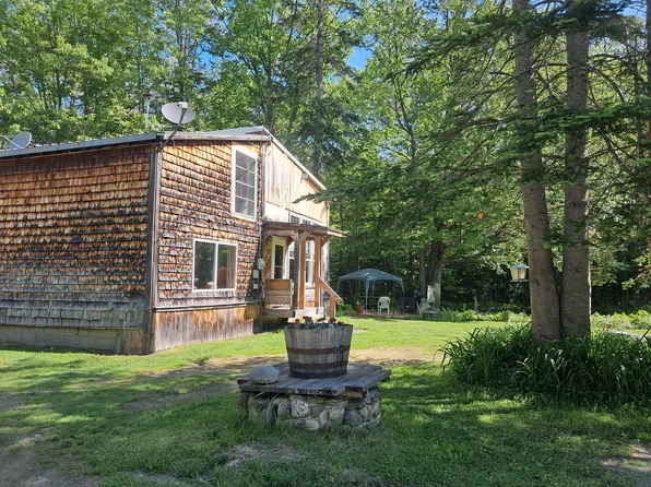 5 Hovey Road, New Sharon, ME 04955