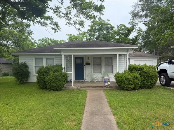 601 N Market St, Hallettsville, TX 77964