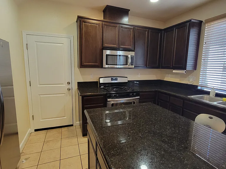 2486 Boxwood St — Photo 2