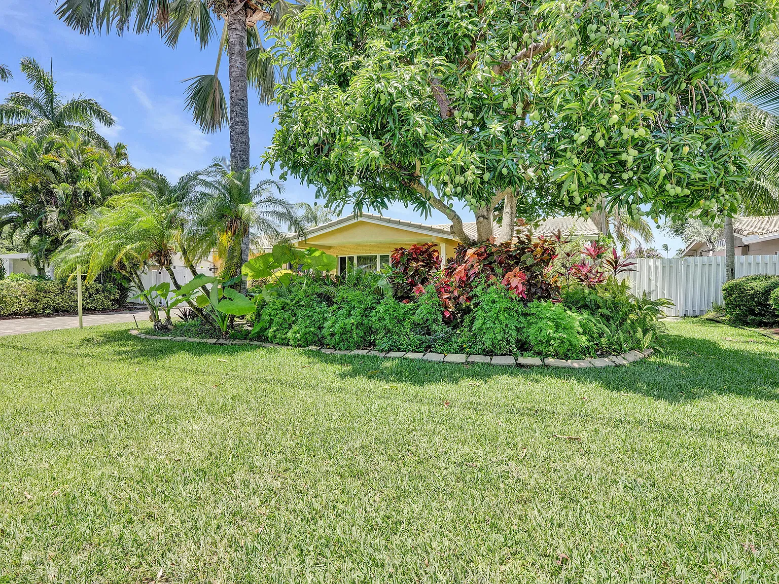 4 bed, 2.0 bath, 1759 sqft, $6,300 — Photo 1