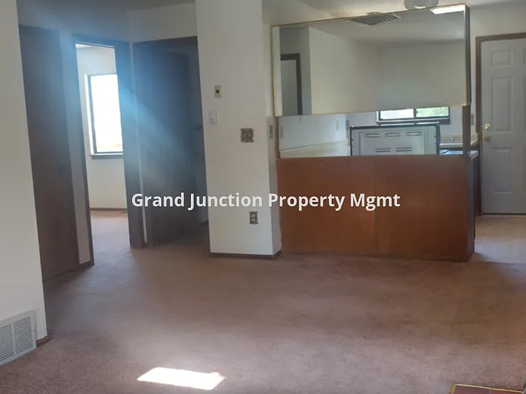 384 E Valley Cir #B — Photo 2