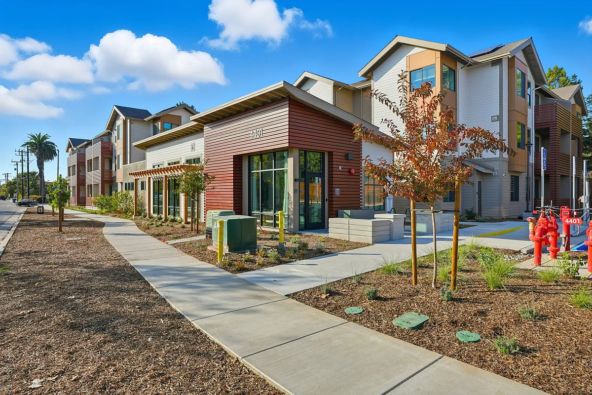 Building Photo - The Bluffs at 44th
