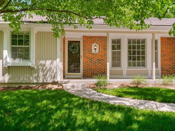 1222 Queens Pl, Kansas City, MO 64131