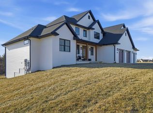 201 Royal Point Ct, Pekin, IL 61554