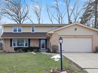 1061 Candlewood Dr, Downers Grove, IL 60515