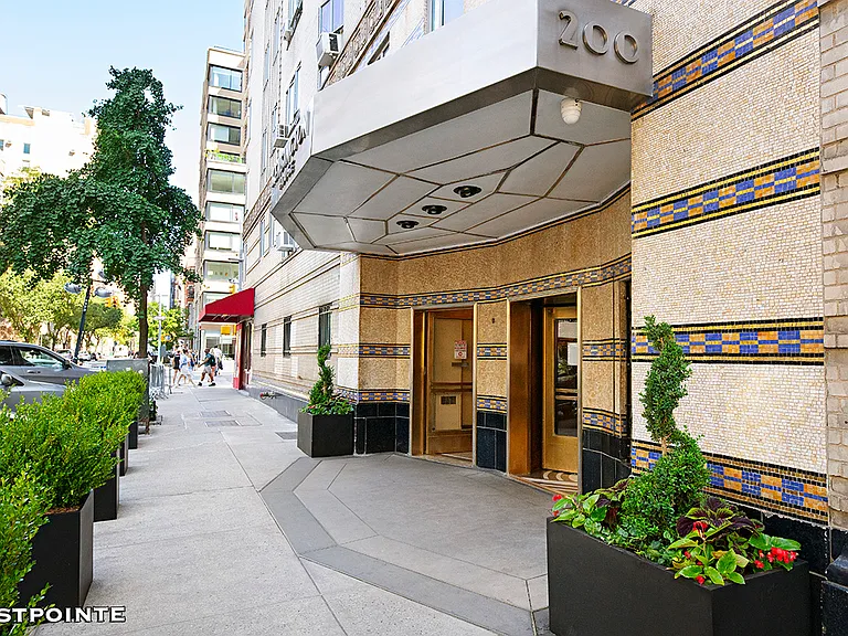 200 W 20th St #1008 — Photo 8