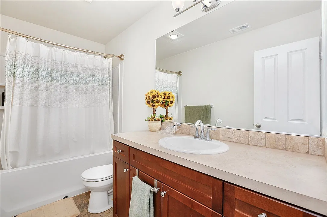 4 bed, 2.5 bath, 2244 sqft, $3,600 — Photo 4