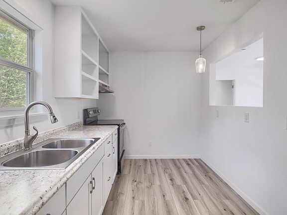 3rd image of 270 Kelley Rd W