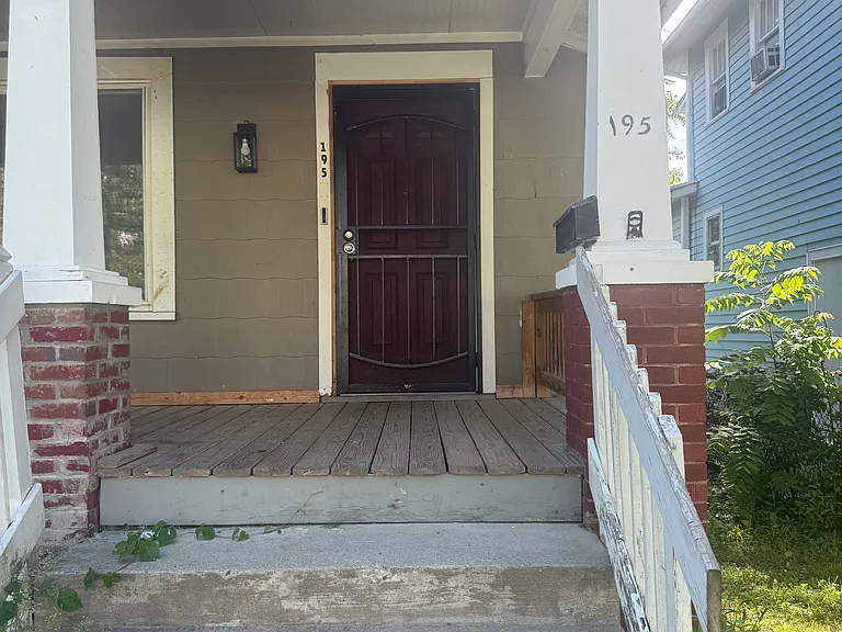195 N Oakley Ave #3 — Photo 1
