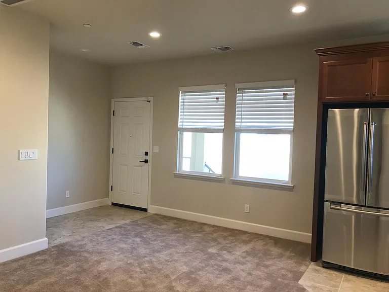 276 E Grazia Ave — Photo 3