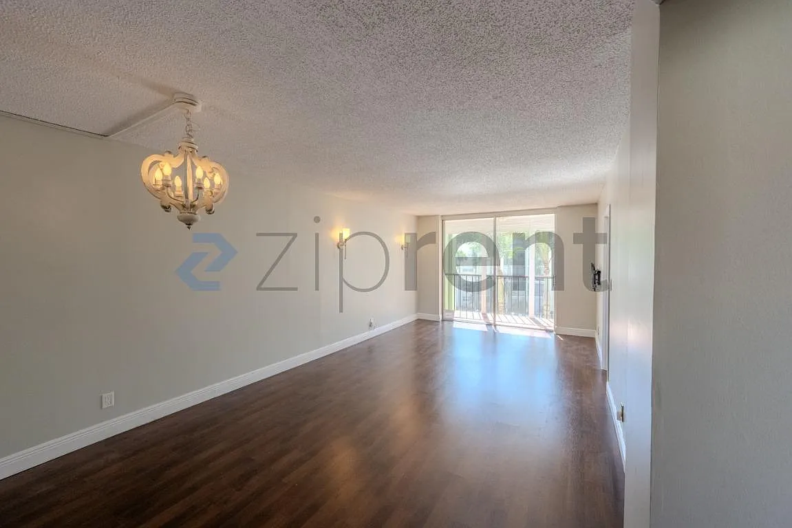 2 bed, 928 sqft, $2,000 — Photo 3