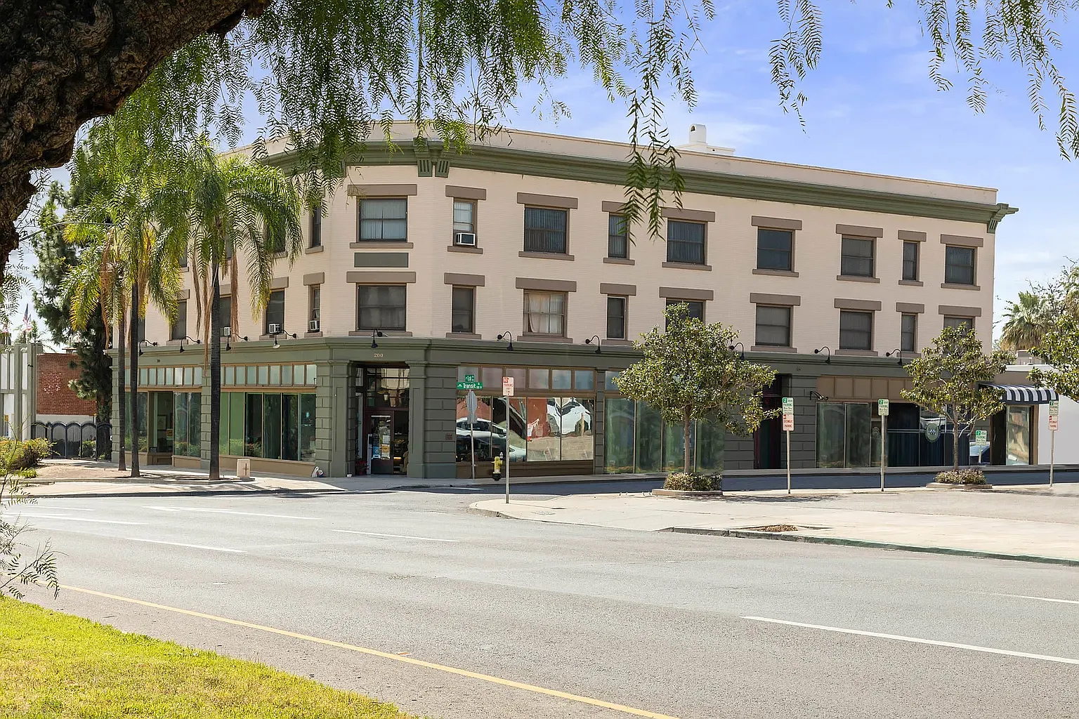 Charlemagne Apartments — Photo 1